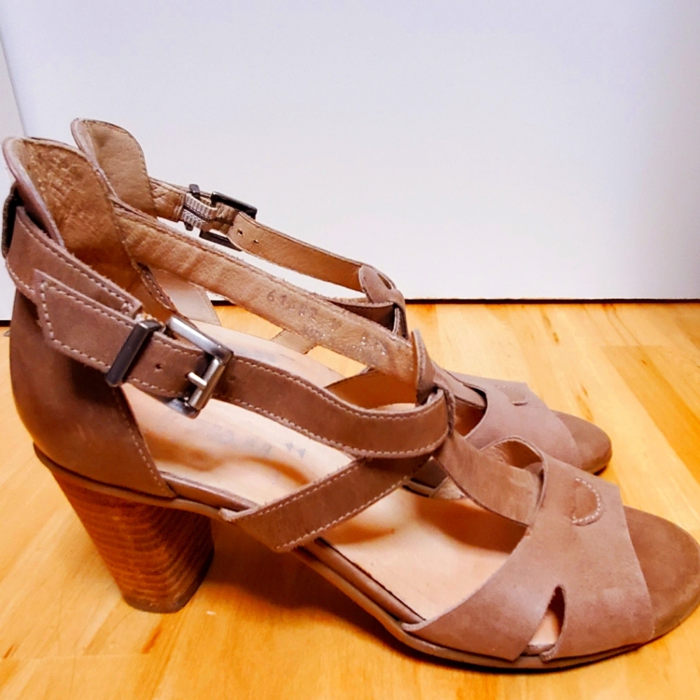 Fidji Sandals Size 39 or 8.5